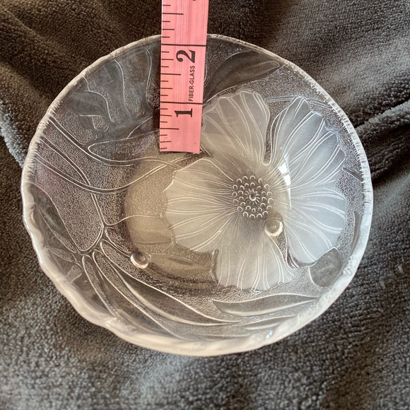 Clear glass with frosted flower on outside of bowl - Picture 4 of 4